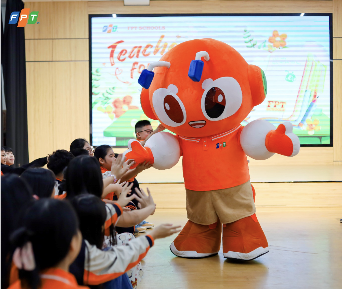 Lễ ra mắt linh vật Kiến Sáng trong không khí rộn rang.