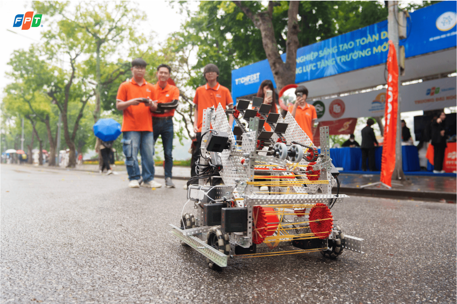 Học sinh FPT trình diễn robot Vex IQ tại Techfest Việt Nam 2025.
