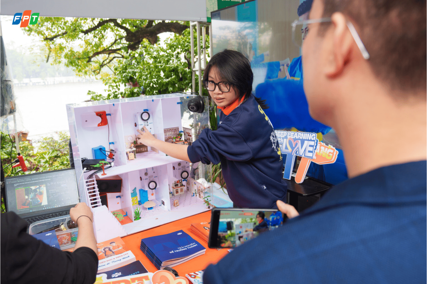 Học sinh FPT Schools trình bày sản phẩm với người tham quan gian hàng.