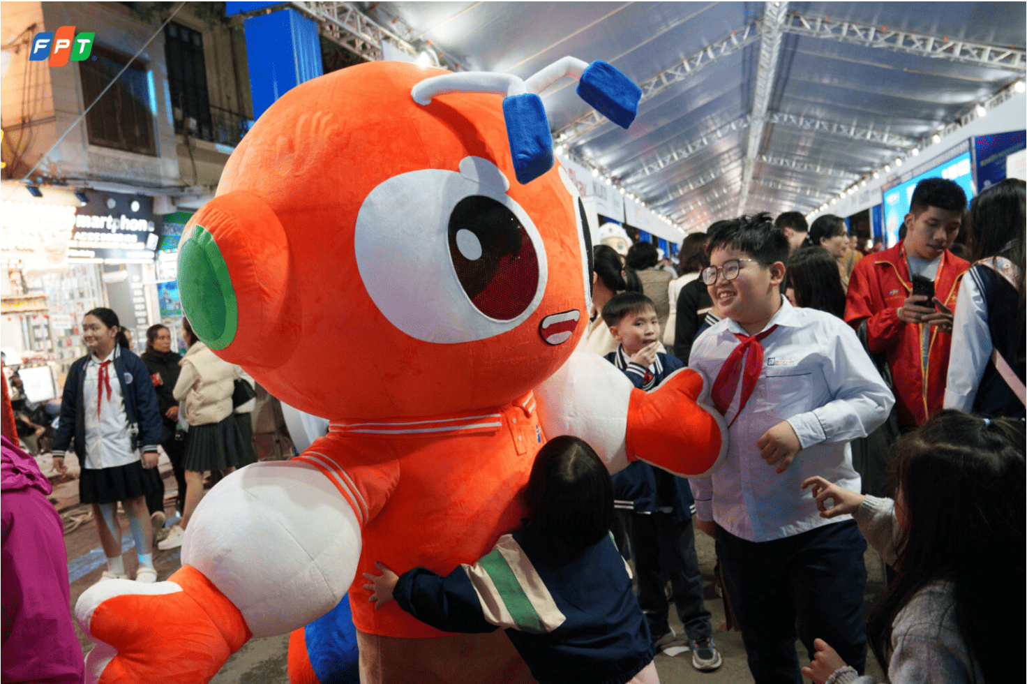 Linh vật Kiến Sáng của FPT Schools thu hút các bạn nhỏ.