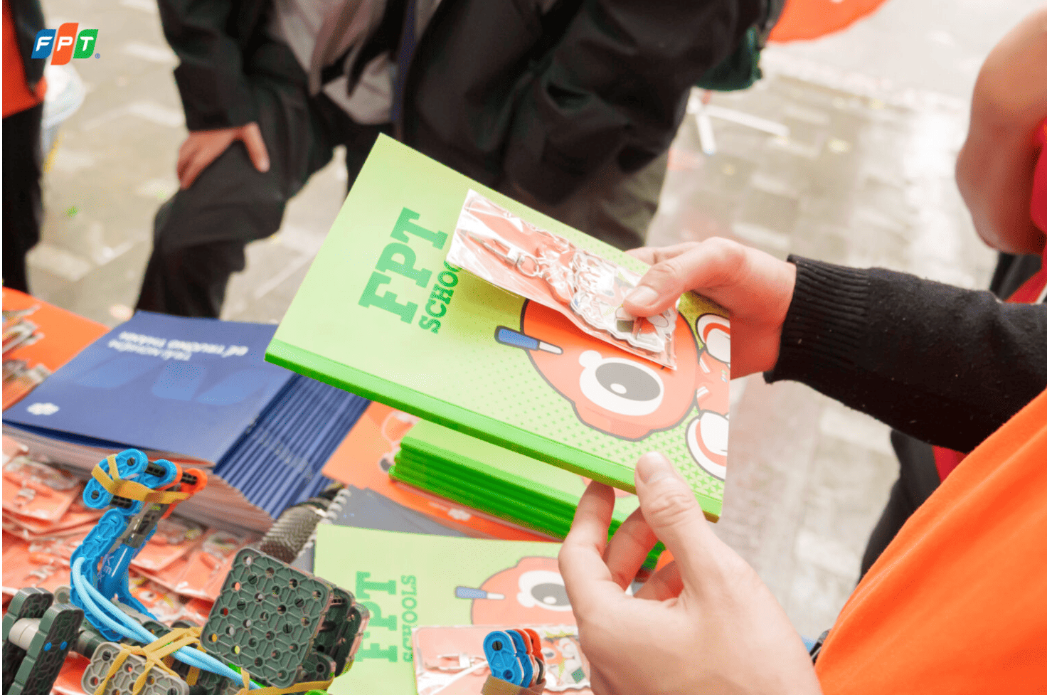 Phần quà như túi vải, sổ, sticker, móc khoá Kiến Sáng đã góp phần tạo nên không khí vui nhộn, đáng nhớ cho khách tham quan Techfest về thương hiệu FPT Schools.
