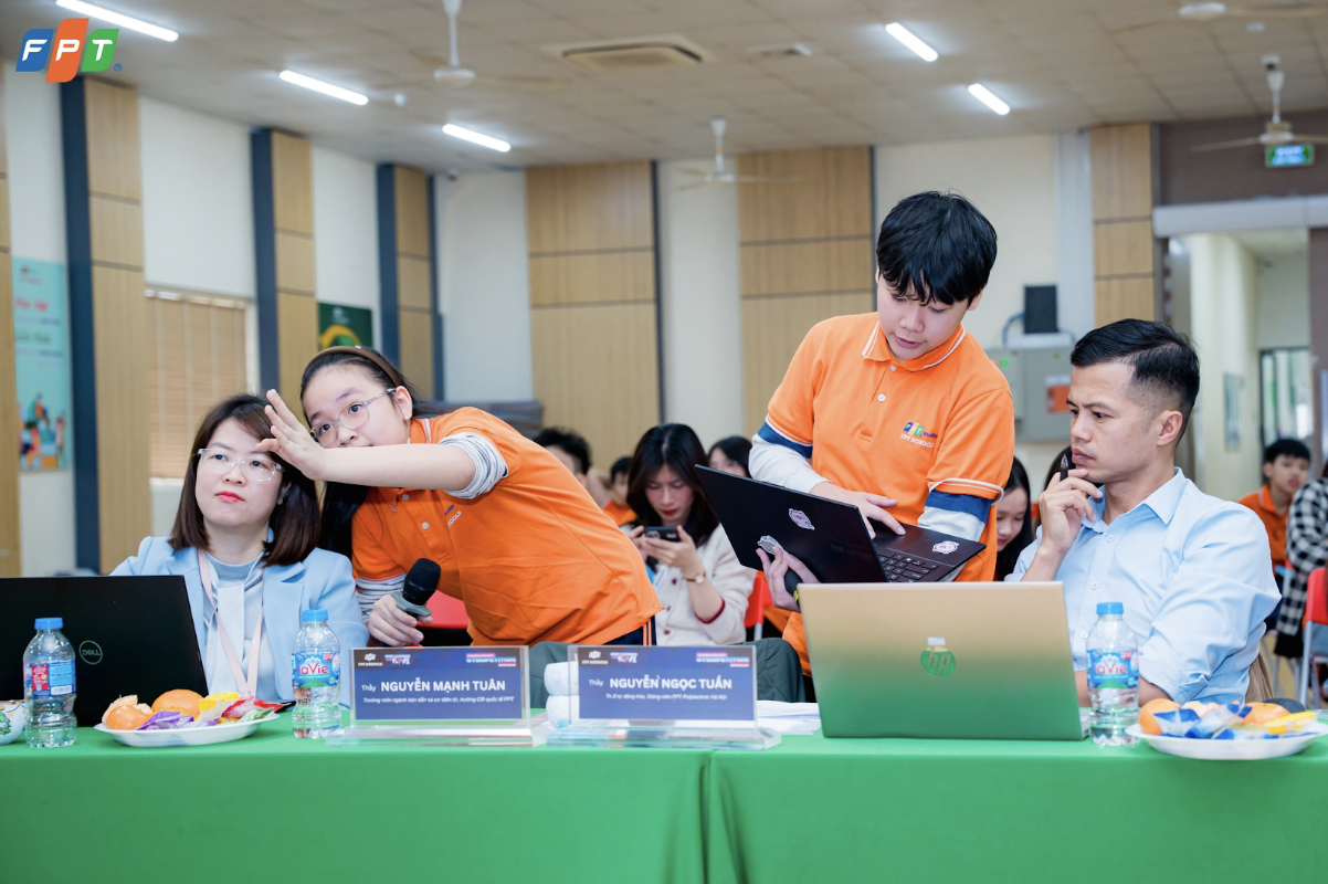 Học sinh tự tin trình bày và phản biện đề tài nghiên cứu khoa học.