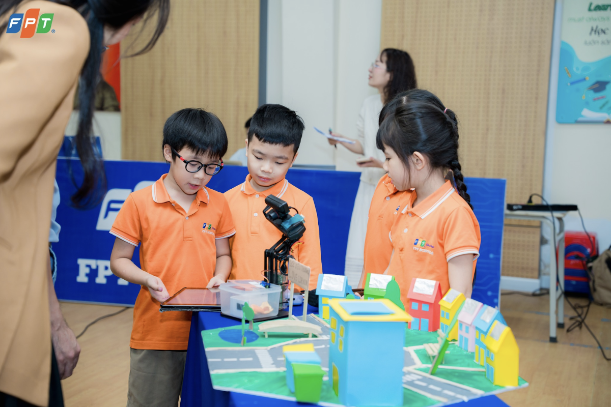 Đội thi trình bày về sản phẩm.