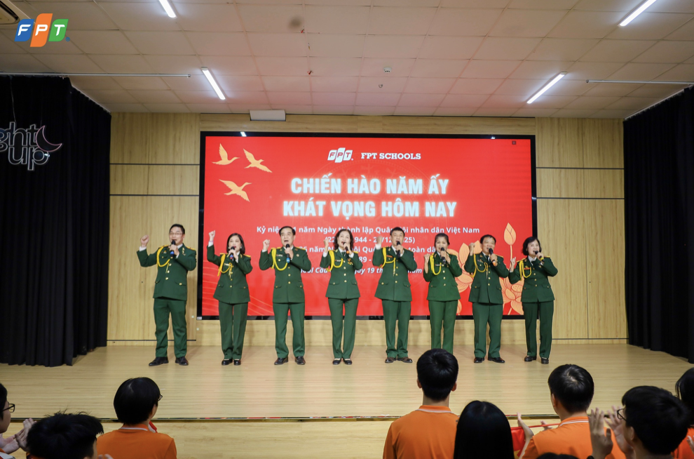 Đoàn Nghệ thuật Cựu chiến binh Sóng Hồng cất vang tiếng ca về lịch sử dân tộc