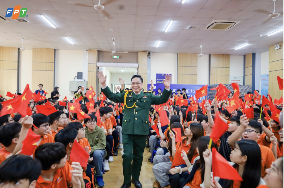 Học sinh FPT Schools Cầu Giấy hân hoan chào mừng Đoàn Nghệ thuật Cựu chiến binh Sóng Hồng