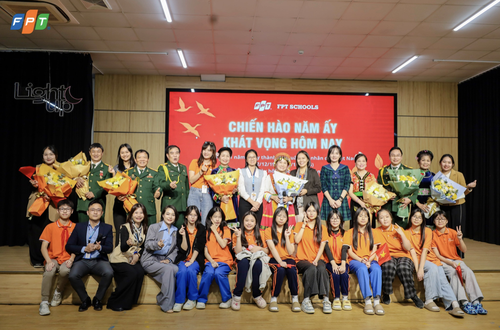 Giáo viên, cán bộ và các con học sinh lưu lại kỷ niệm cùng Đoàn Nghệ thuật Cựu chiến binh Sóng Hồng