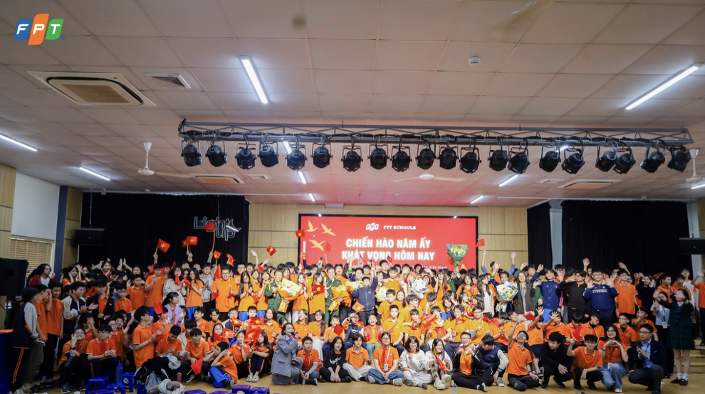 Các con học sinh khối 8,9 chụp ảnh kỷ niệm cùng Đoàn Nghệ thuật Cựu chiến binh Sóng Hồng