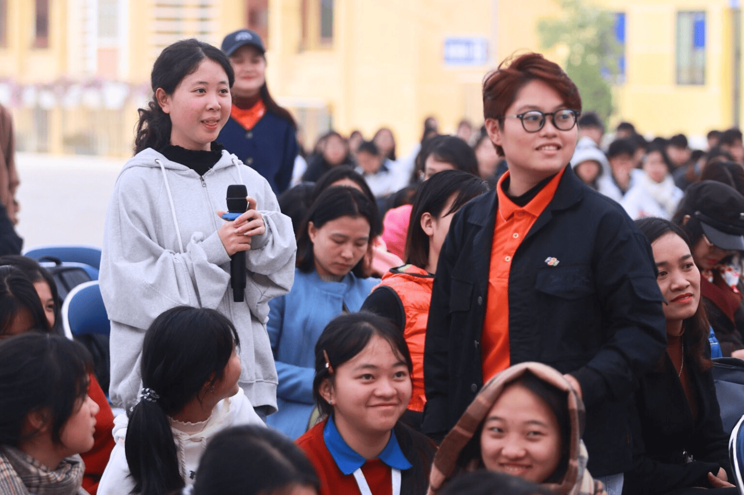 Học sinh Trường Phổ thông dân tộc nội trú tỉnh Điện Biên tham gia hoạt động tương tác, tìm hiểu kiến thức về AI.