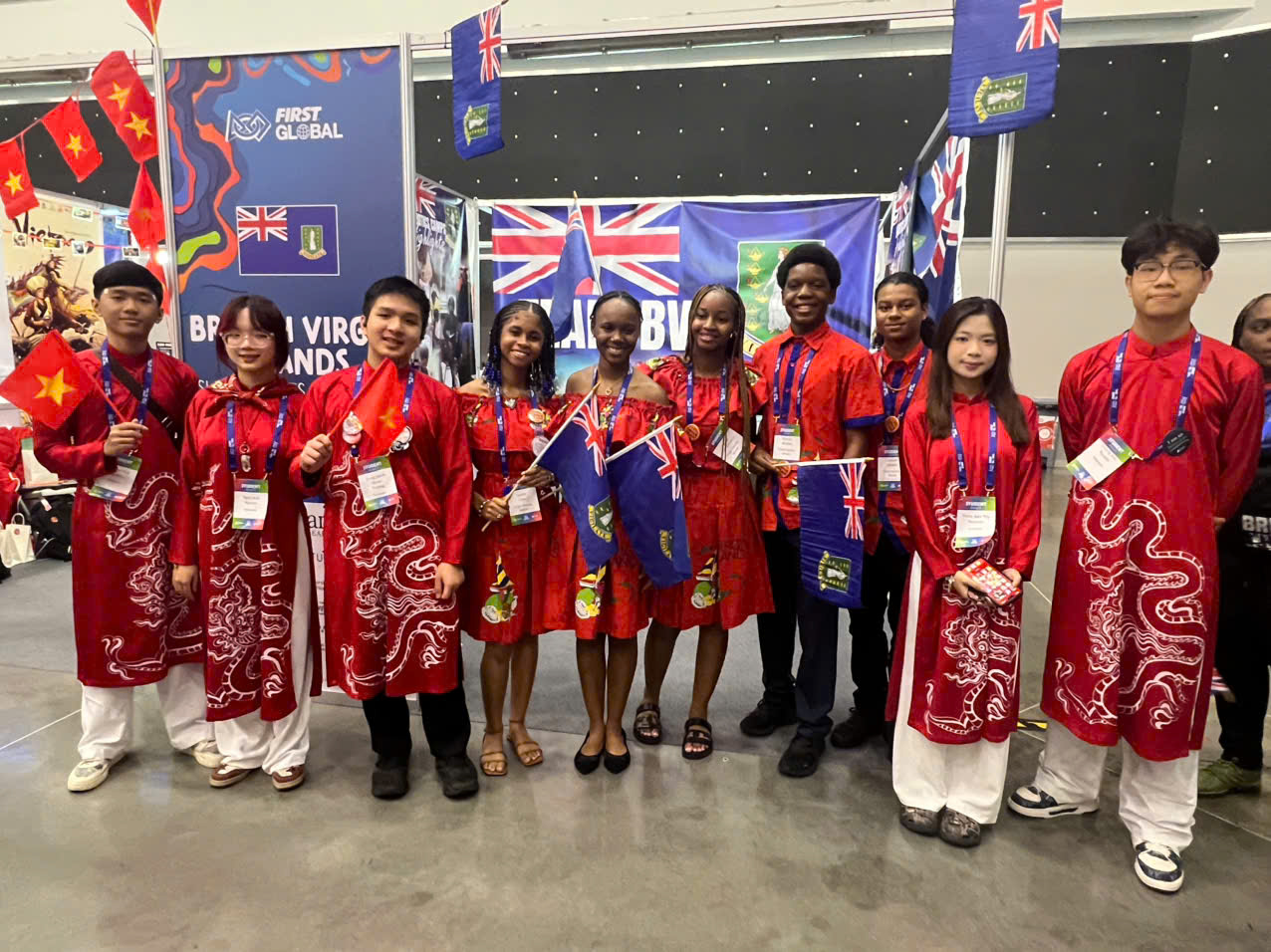 Các thành viên đội tuyển Việt Nam trong trang phục áo dài truyền thống lấy cảm hứng từ Rồng thời Lý, bên cạnh bạn bè quốc tế