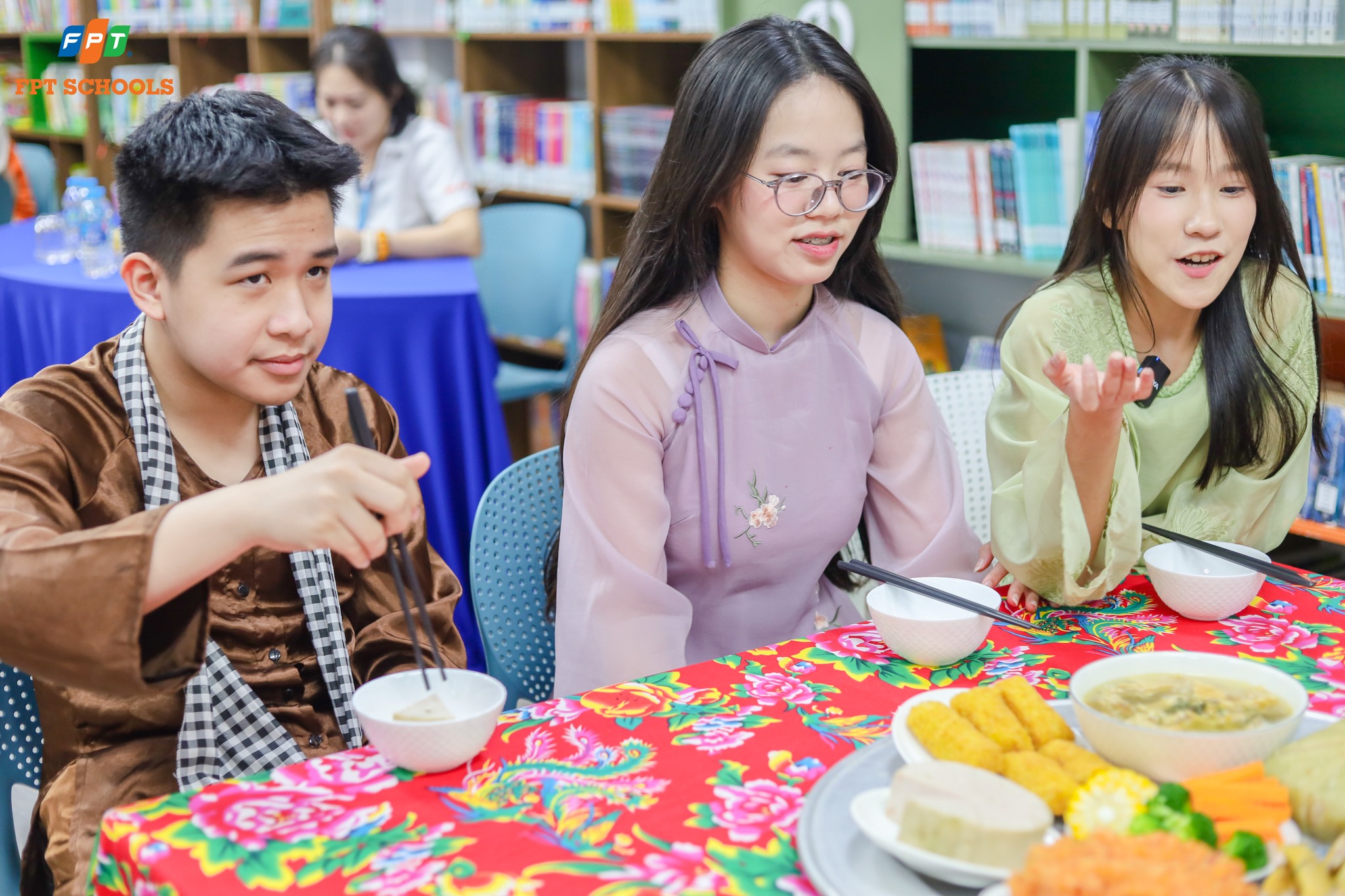 FPTers diện áo dài, mang trà Việt, cỗ Tết giới thiệu với bạn bè xứ Phù Tang 5 FPT School Cau Giay Giao luu van hoa Viet Nam Nhat Ban 1 1