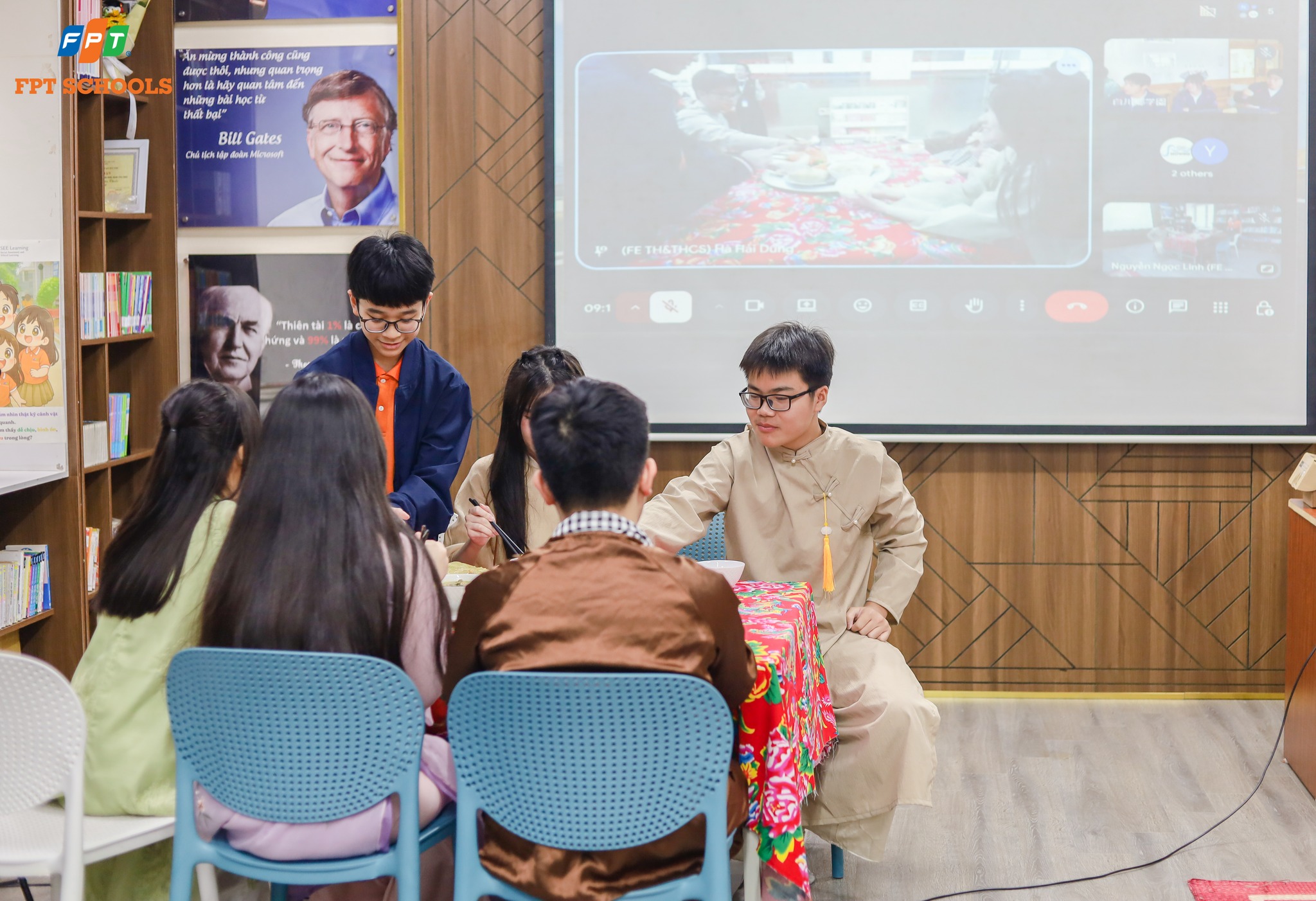FPTers diện áo dài, mang trà Việt, cỗ Tết giới thiệu với bạn bè xứ Phù Tang 3 FPT School Cau Giay Giao luu van hoa Viet Nam Nhat Ban 11