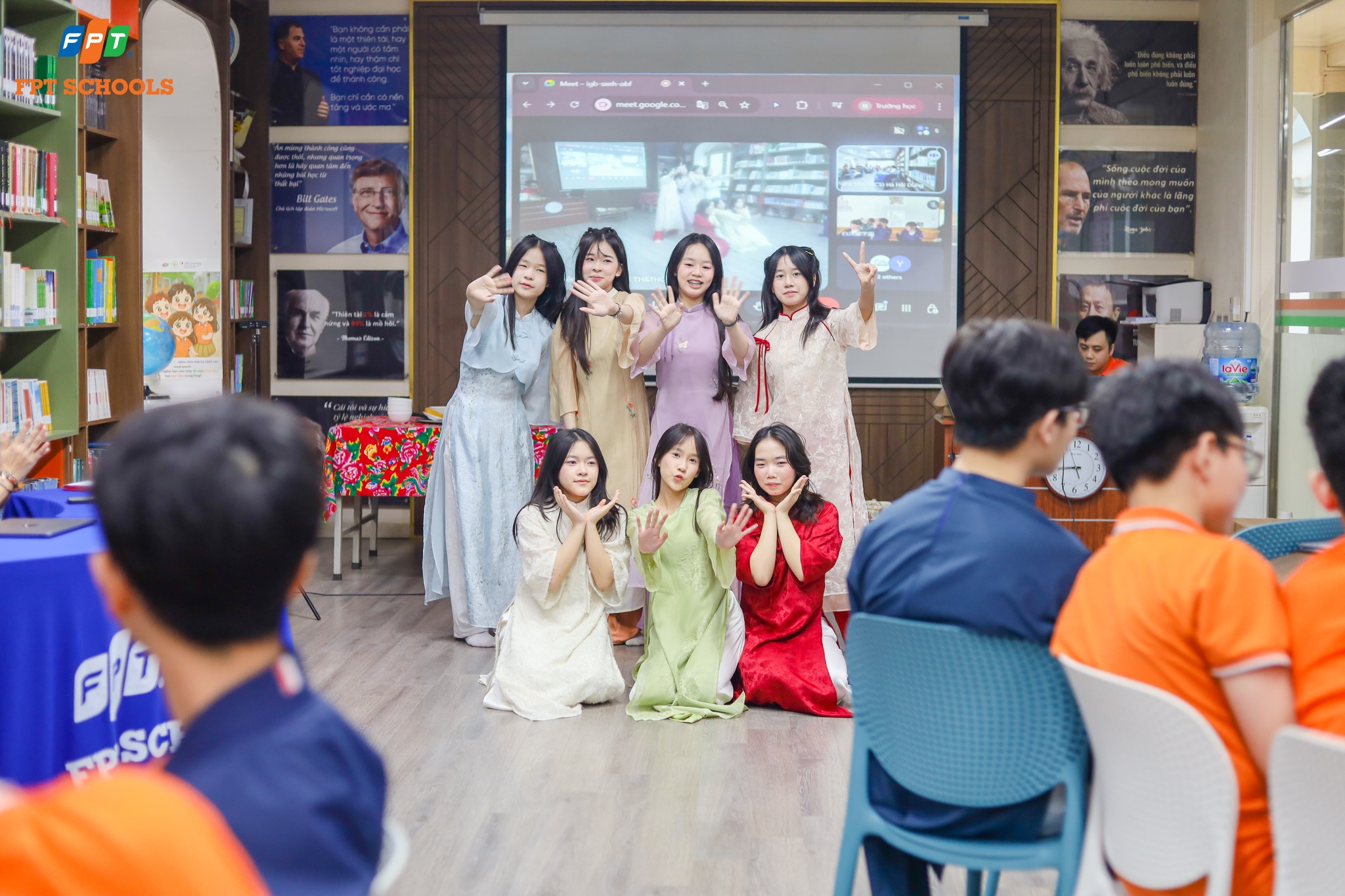 FPTers diện áo dài, mang trà Việt, cỗ Tết giới thiệu với bạn bè xứ Phù Tang 8 FPT School Cau Giay Giao luu van hoa Viet Nam Nhat Ban 12