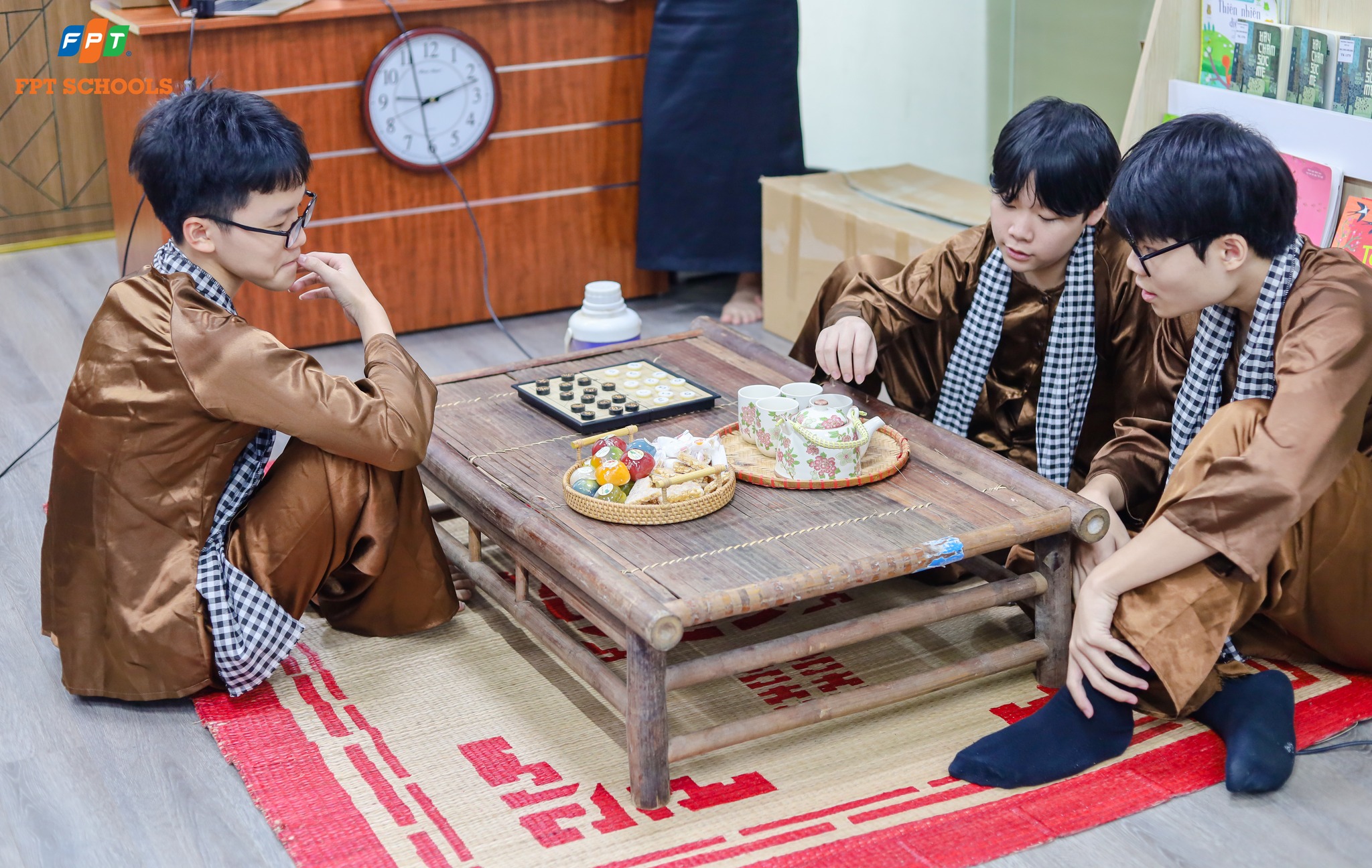 FPTers diện áo dài, mang trà Việt, cỗ Tết giới thiệu với bạn bè xứ Phù Tang 6 FPT School Cau Giay Giao luu van hoa Viet Nam Nhat Ban 3