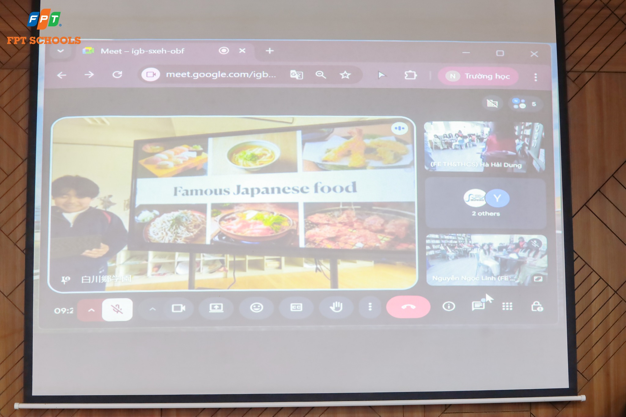 FPTers diện áo dài, mang trà Việt, cỗ Tết giới thiệu với bạn bè xứ Phù Tang 10 FPT School Cau Giay Giao luu van hoa Viet Nam Nhat Ban 5