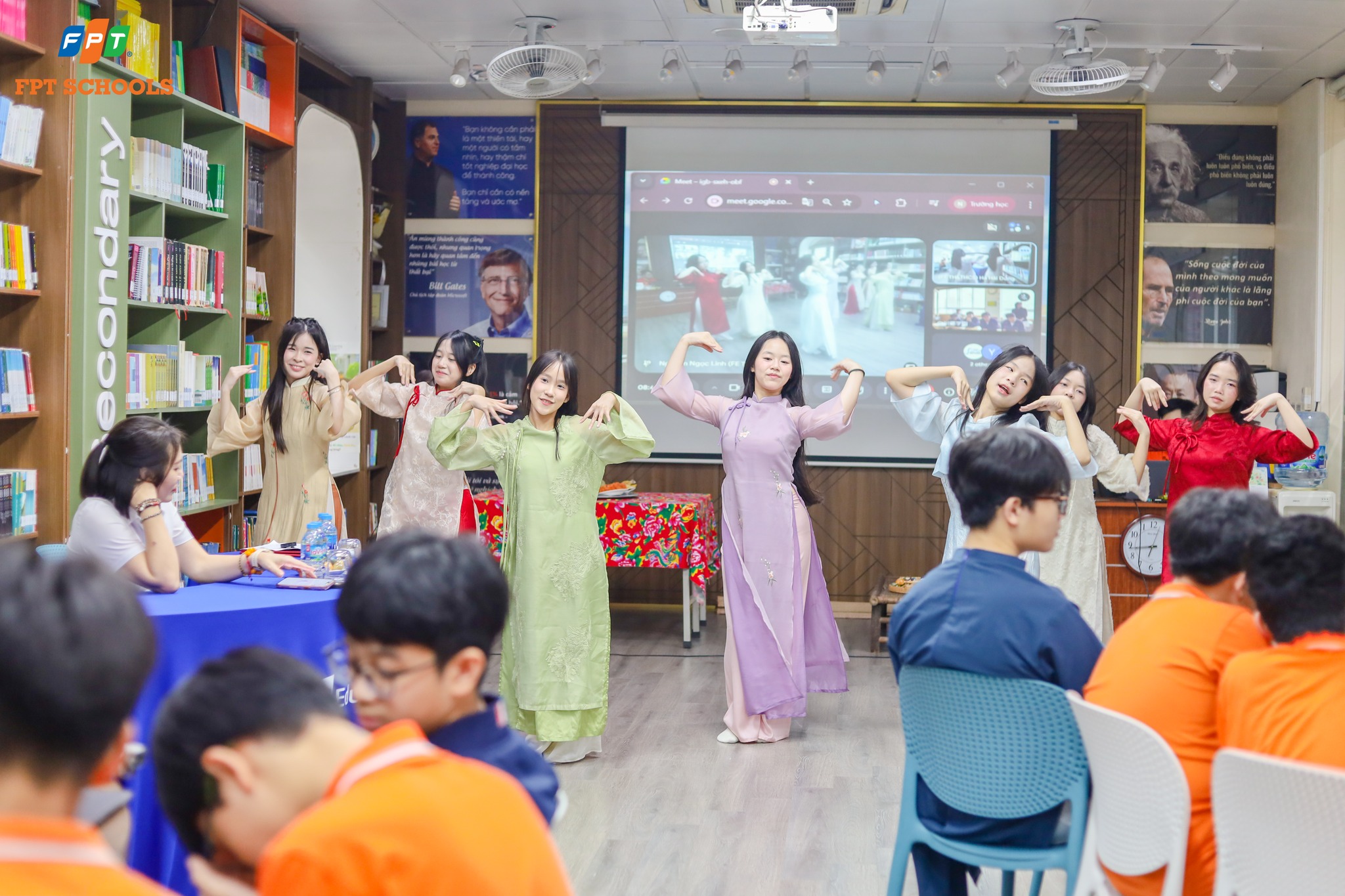 FPTers diện áo dài, mang trà Việt, cỗ Tết giới thiệu với bạn bè xứ Phù Tang 7 FPT School Cau Giay Giao luu van hoa Viet Nam Nhat Ban 7