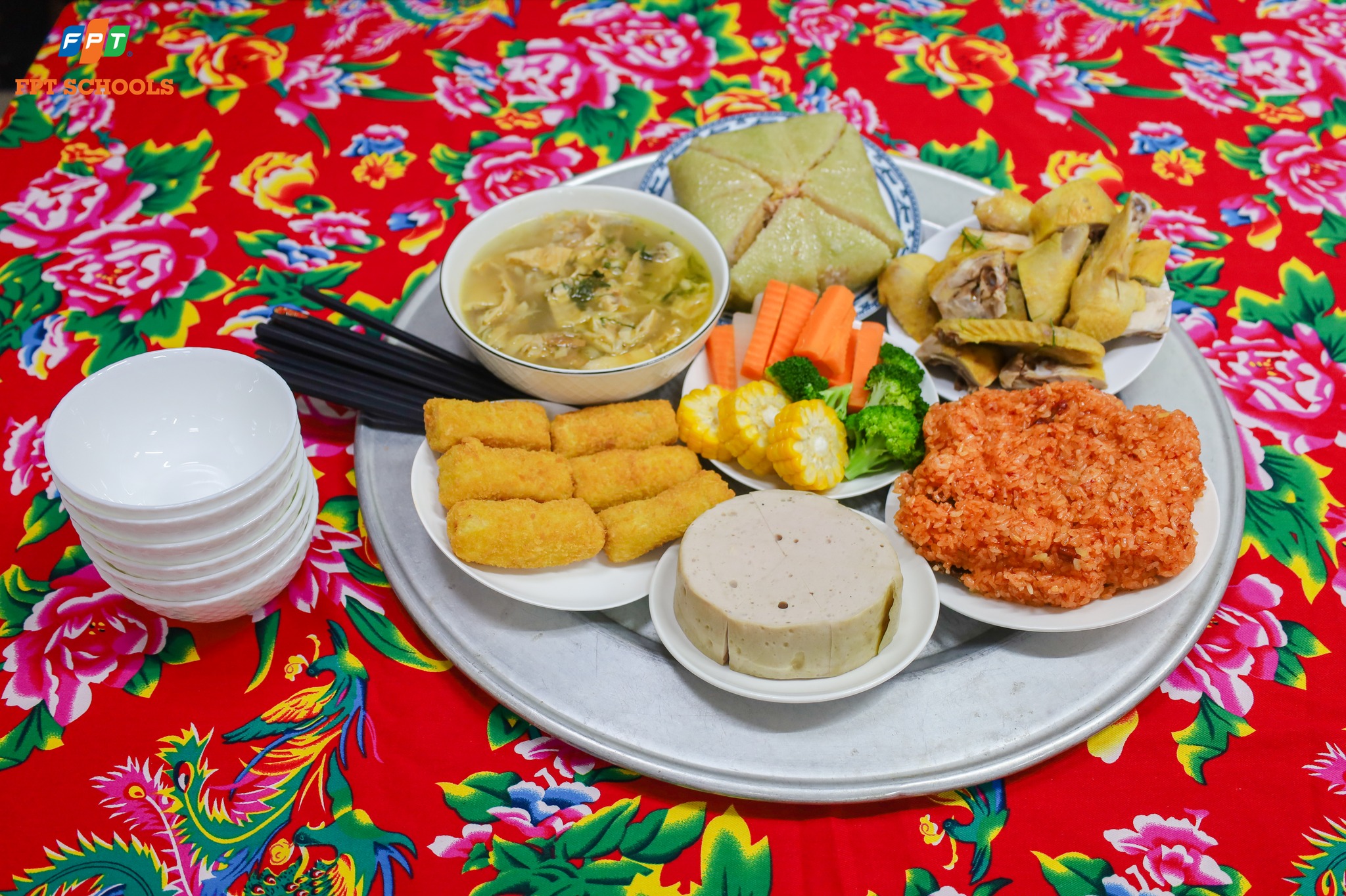 FPTers diện áo dài, mang trà Việt, cỗ Tết giới thiệu với bạn bè xứ Phù Tang 4 FPT School Cau Giay Giao luu van hoa Viet Nam Nhat Ban 8