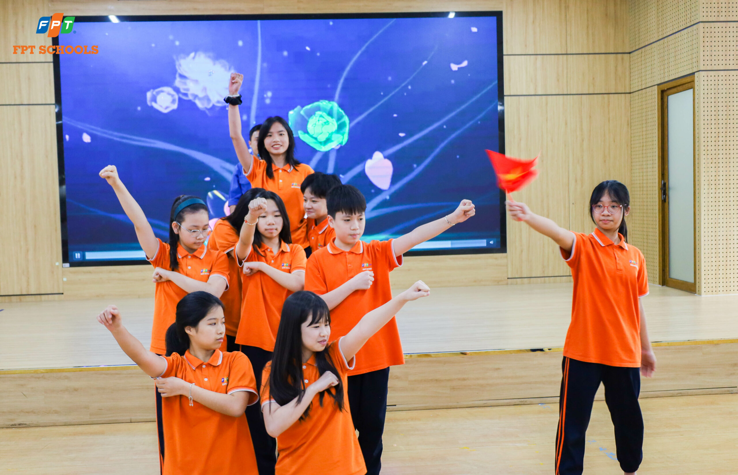 Trang trọng và đầy tự hào trong Lễ kết nạp Đoàn cho 94 học sinh ưu tú khối 9 tại FPT School Cầu Giấy  | FPT Schools