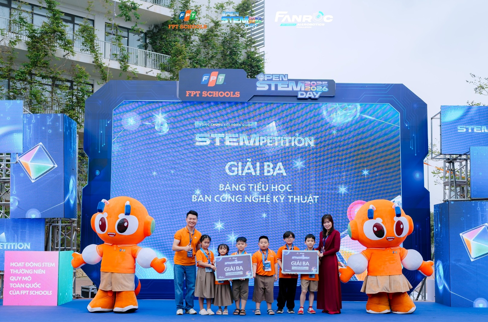 Học sinh FPT School Cầu Giấy đạt 5 giải thưởng lớn tại Open STEM Day 2025 - 2026 8 FPT School Cau Giay Ngay hoi Open STEM Day 5