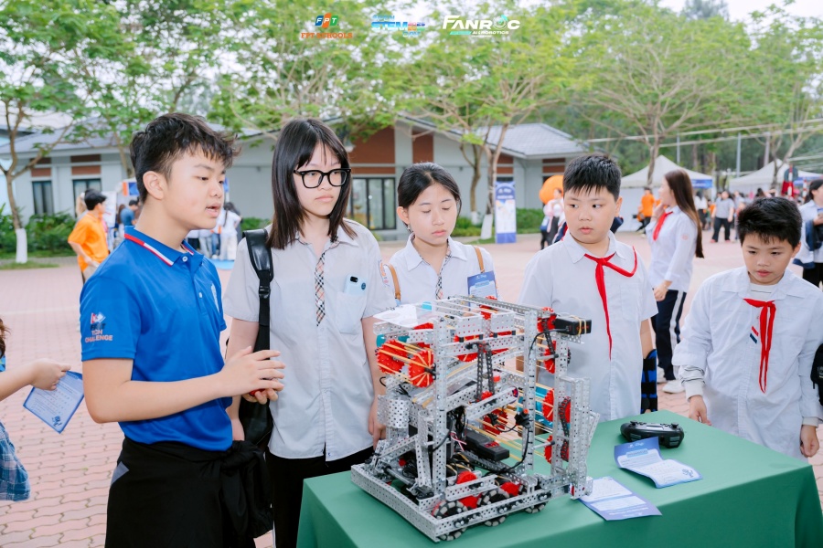 Học sinh FPT School Cầu Giấy đạt 5 giải thưởng lớn tại Open STEM Day 2025 - 2026 4 FPT School Cau Giay Ngay hoi Open STEM Day 7 1