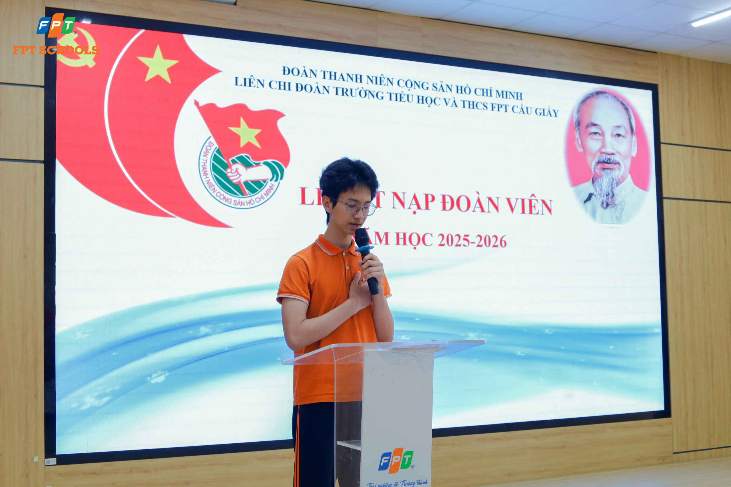 Trang trọng và đầy tự hào trong Lễ kết nạp Đoàn cho 94 học sinh ưu tú khối 9 tại FPT School Cầu Giấy  | FPT Schools