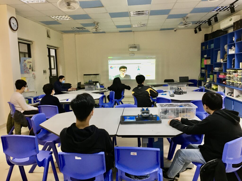 Đội tuyển VEX IQ FPT Schools cùng các học sinh từ khắp 63 tỉnh, thành nghe giảng và tương tác qua hệ thống học online (live app) 