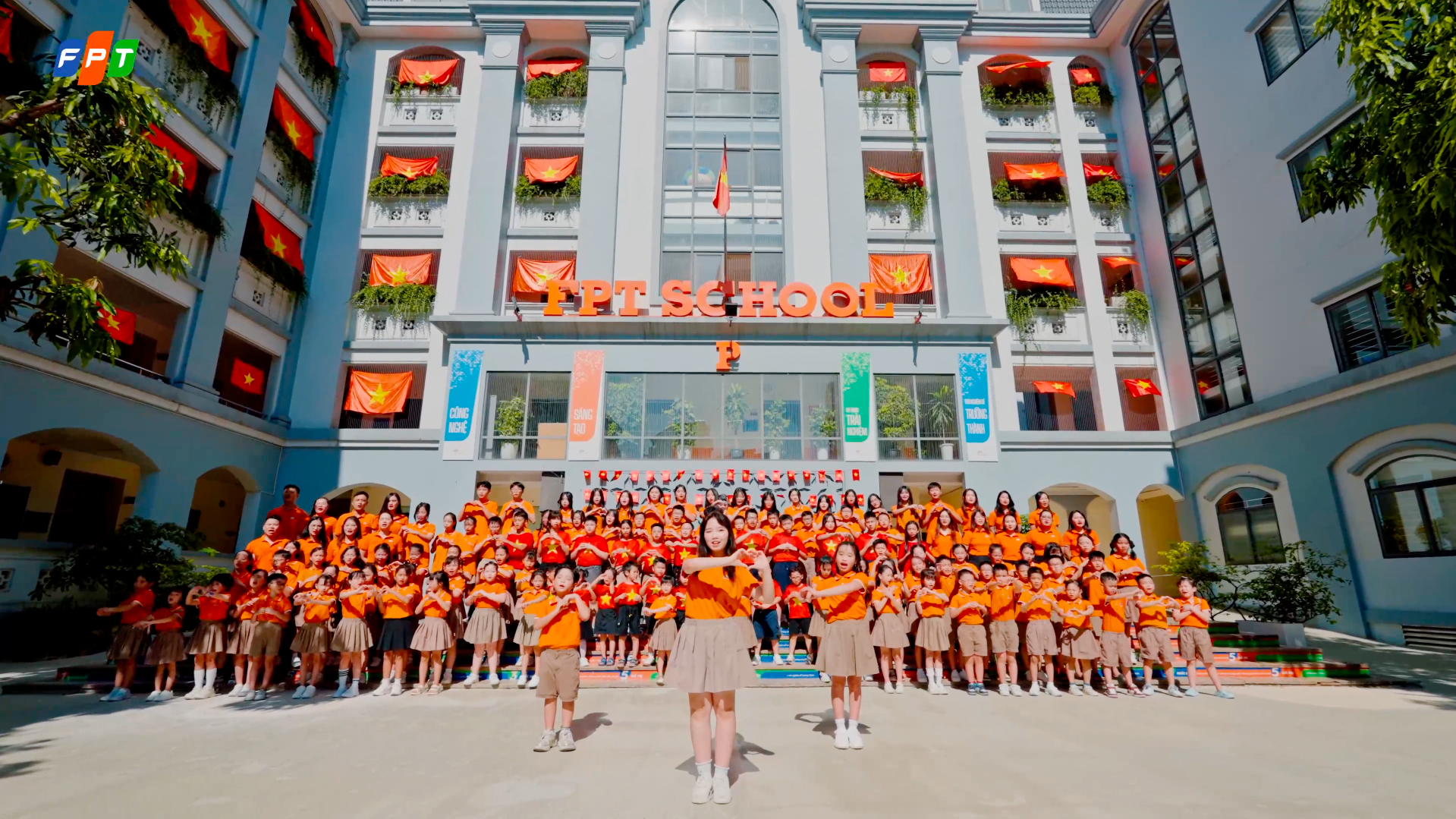 Hòa nhịp yêu nước, FPT School Cầu Giấy phát hành MV đầy tự hào 1 MV “Việt Nam trong tim” có sự góp mặt của 130 học sinh và cán bộ giáo viên Trường Tiểu học và THCS FPT Cầu Giấy
