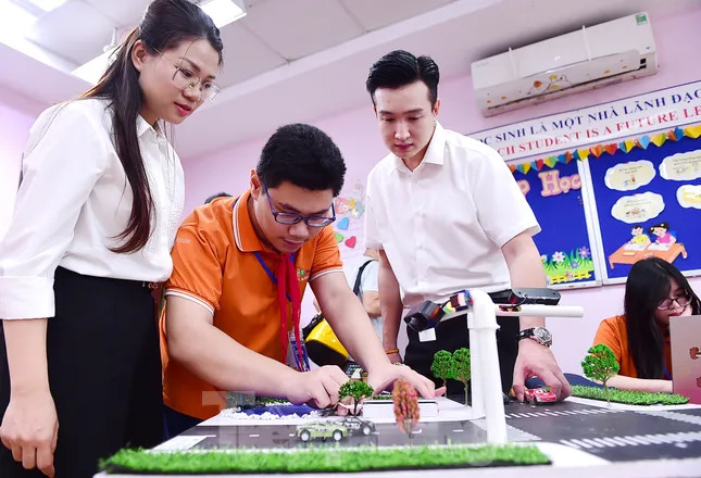 Hai học sinh FSchools Cầu Giấy thiết kế sản phẩm AI giải quyết ùn tắc giao thông 1 Thí sinh Lê Quang Thắng giới thiệu mô hình "Giao thông xanh với AI" với anh Đào Đức Việt - Phó Bí thư Thành Đoàn, Chủ tịch Hội đồng Đội Thành phố Hà Nội. Ảnh: Xuân Tùng