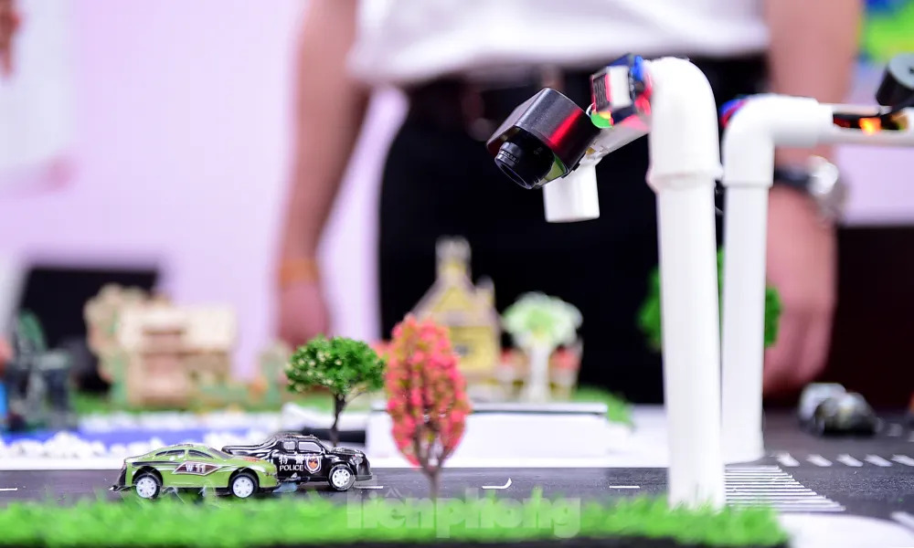 Hai học sinh FSchools Cầu Giấy thiết kế sản phẩm AI giải quyết ùn tắc giao thông 2 Mô hình “Giao thông xanh với AI” tích hợp công nghệ AI và YOLO. Ảnh: Xuân Tùng