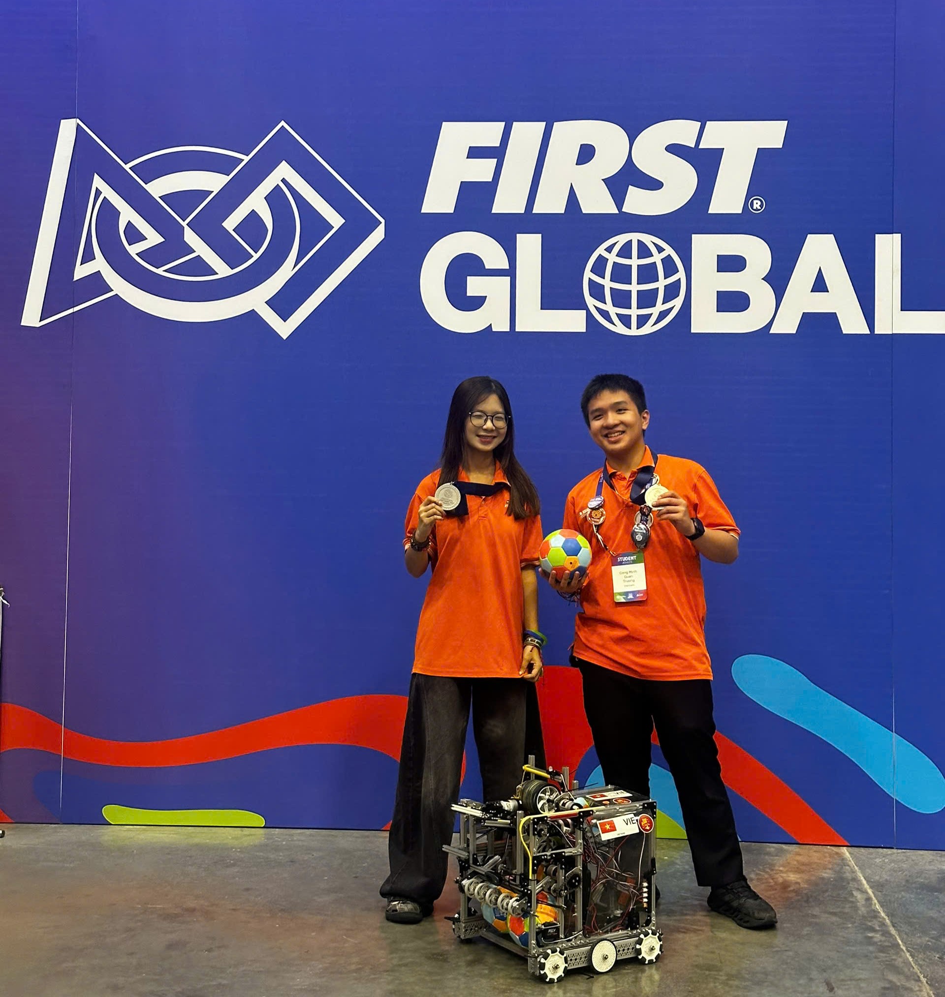 Bảo Thy và Minh Quân trong FIRST Global Team Vietnam cùng robot mang tên “Phát” – linh hồn của đội tuyển