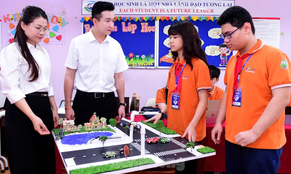 Hai học sinh FSchools Cầu Giấy thiết kế sản phẩm AI giải quyết ùn tắc giao thông 3 Lê Quang Thắng và Bùi Ngọc Diệp là hai trong số những nhà sáng tạo "nhí" tranh tài tại vòng chung kết hội thi. Ảnh: Xuân Tùng