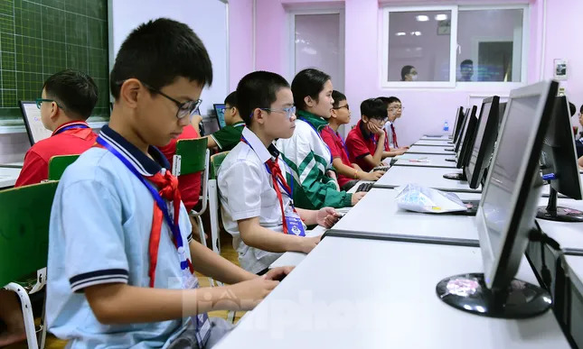 Hai học sinh FSchools Cầu Giấy thiết kế sản phẩm AI giải quyết ùn tắc giao thông 4 Trong vòng Chung kết Hội thi, các thí sinh tranh tài ở 6 bảng thi. Ảnh: Xuân Tùng
