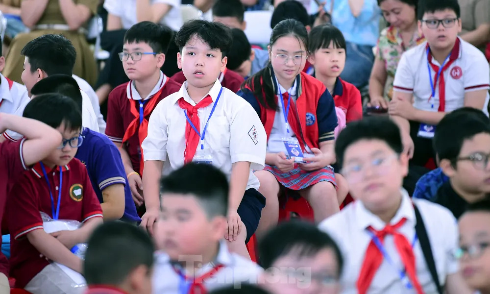 Hai học sinh FSchools Cầu Giấy thiết kế sản phẩm AI giải quyết ùn tắc giao thông 5 Vòng chung kết Hội có sự tham gia tranh tài của 235 thí sinh. Ảnh: Xuân Tùng