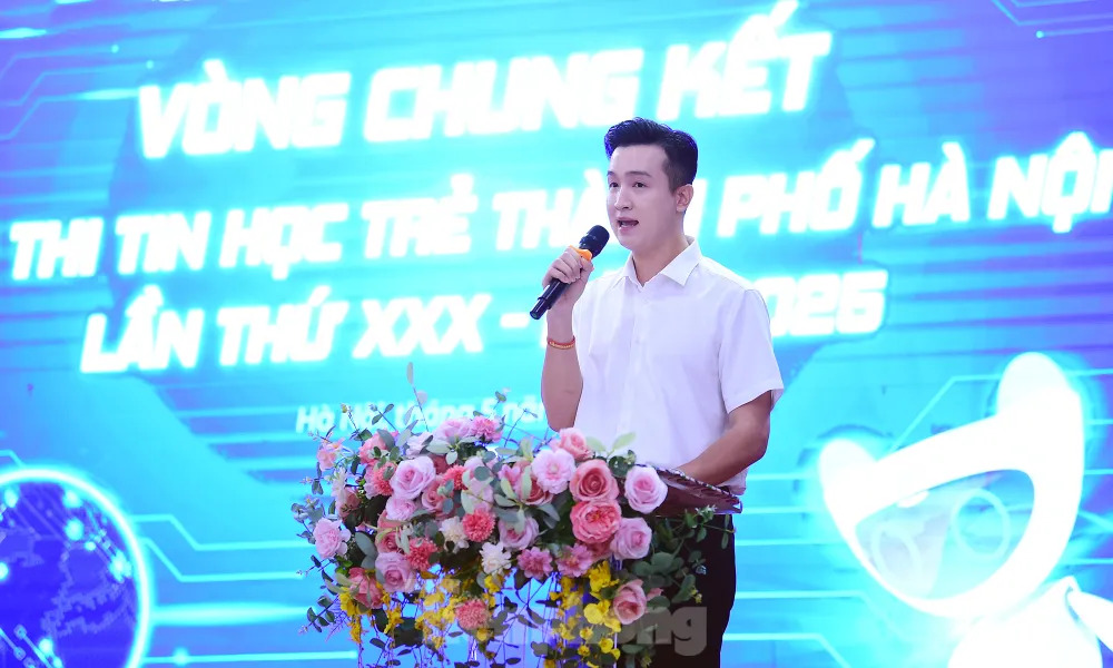 Hai học sinh FSchools Cầu Giấy thiết kế sản phẩm AI giải quyết ùn tắc giao thông 6 Anh Đào Đức Việt phát biểu khai mạc vòng chung kết hội thi. Ảnh: Xuân Tùng