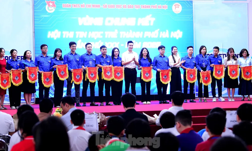Hai học sinh FSchools Cầu Giấy thiết kế sản phẩm AI giải quyết ùn tắc giao thông 7 Anh Đào Đức Việt trao tặng cờ lưu niệm cho các đơn vị tham gia Hội thi Tin học trẻ thành phố Hà Nội năm 2025. Ảnh: Xuân Tùng