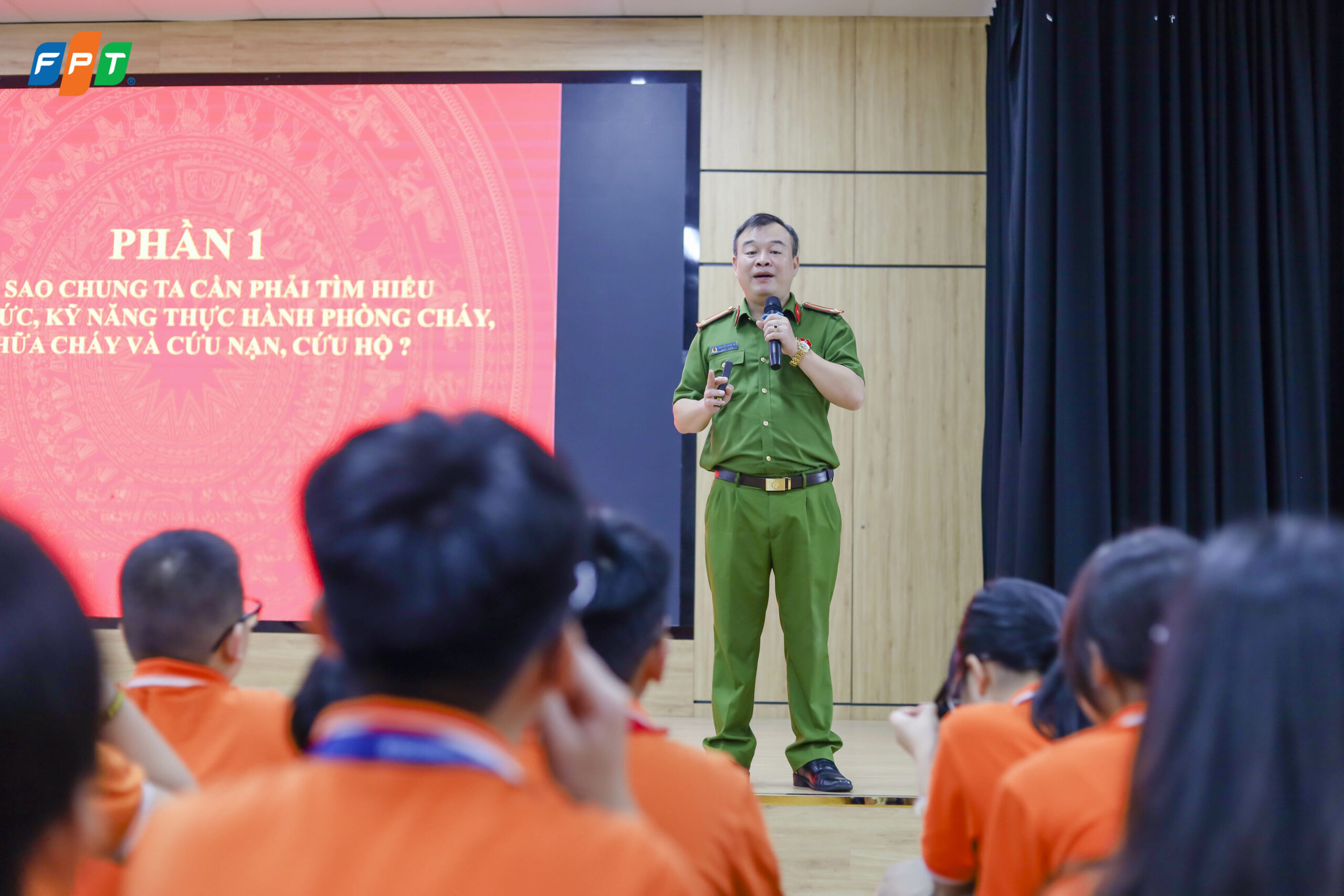 Thạc sĩ, Trung tá Nguyễn Hùng An trực tiếp truyền đạt kỹ năng PCCC cho học sinh THCS.