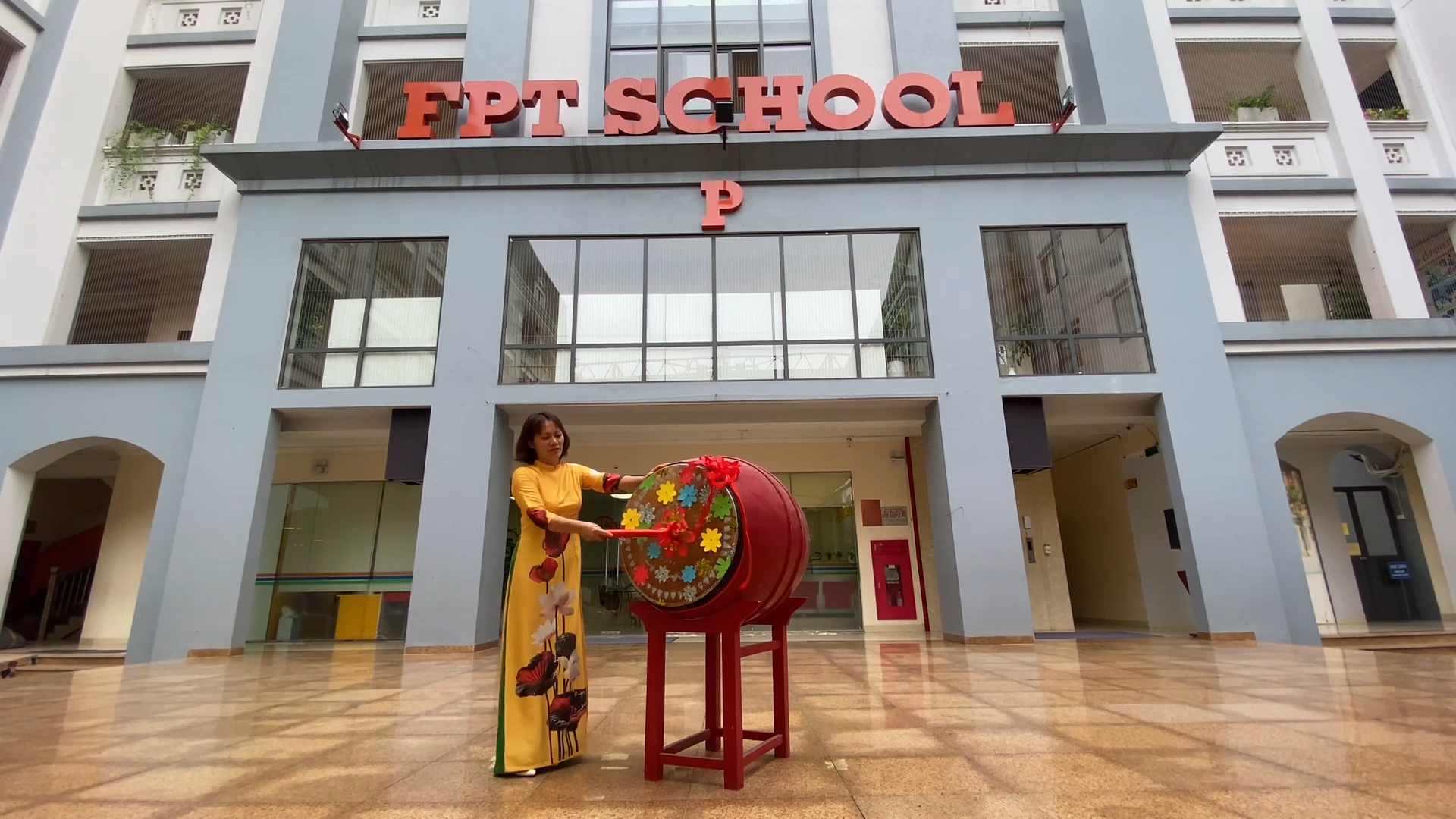 Cô Hà Thị Thu Trang – Hiệu trưởng FPT Schools đánh trống khai trường chào đón năm học mới.