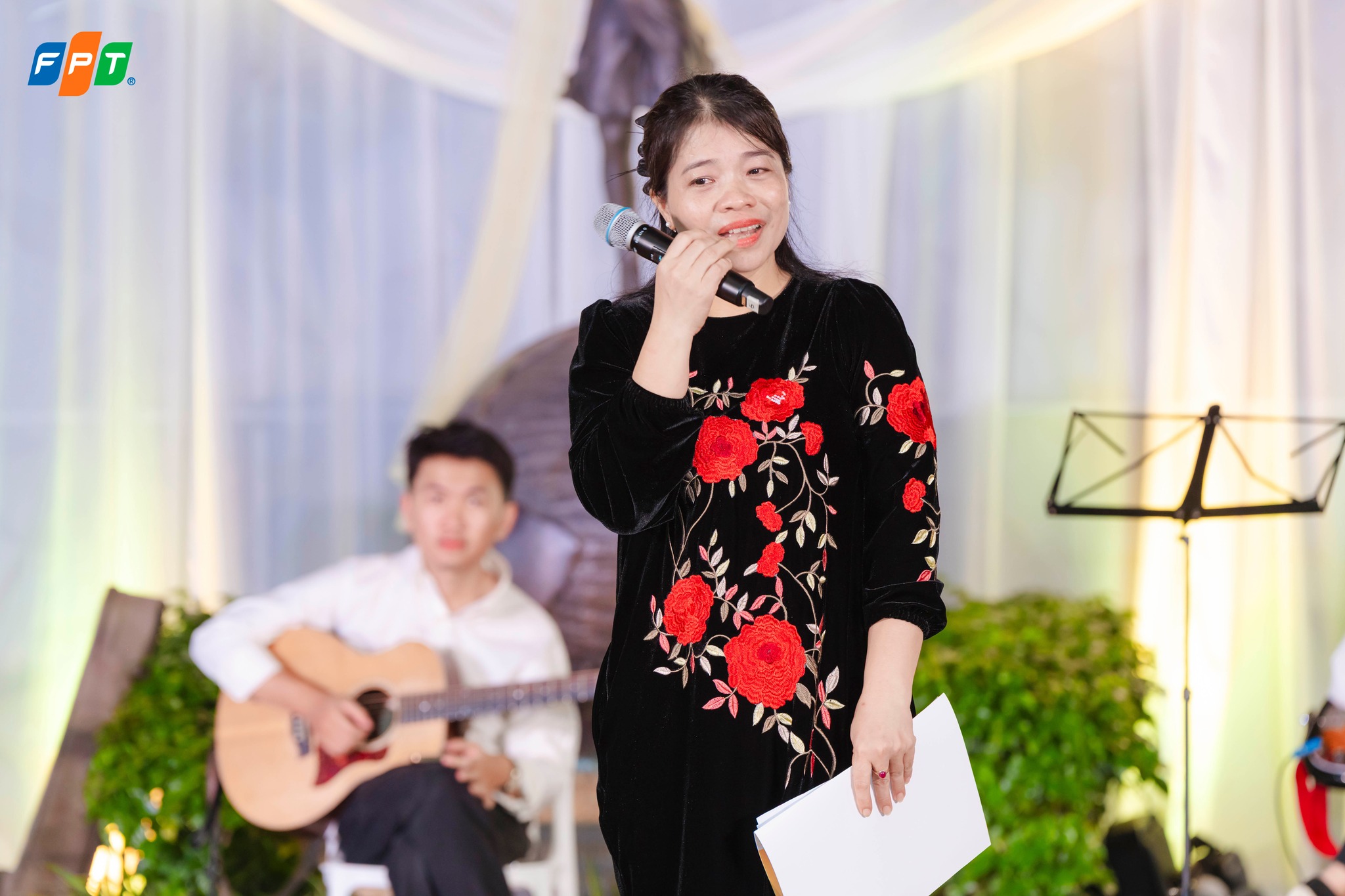 Cô Nguyễn Thị Kim Anh, giáo viên chủ nhiệm của thế hệ đầu tiên, chia sẻ trong nghẹn ngào.