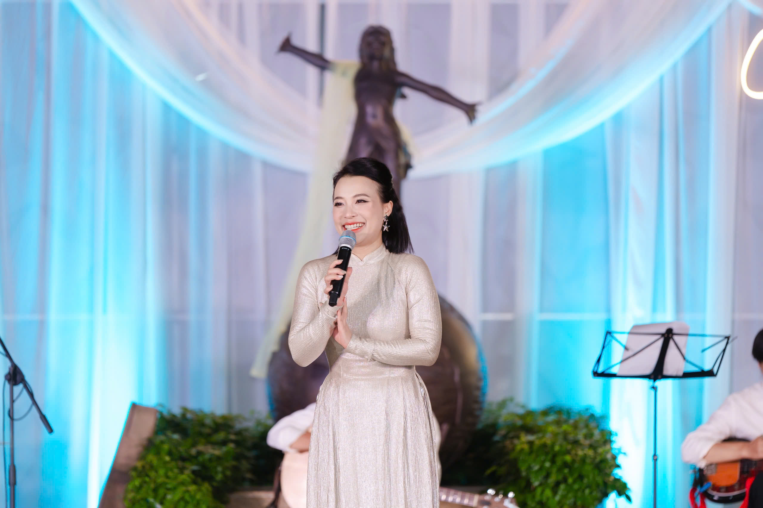 Cô Phạm Thị Khánh Ly, Giám đốc điều hành Trường Tiểu học và THCS FPT Cầu Giấy, mở đầu đầy buổi tri ân đầy chân thành, nhắc nhớ về hành trình 9 năm đã qua.