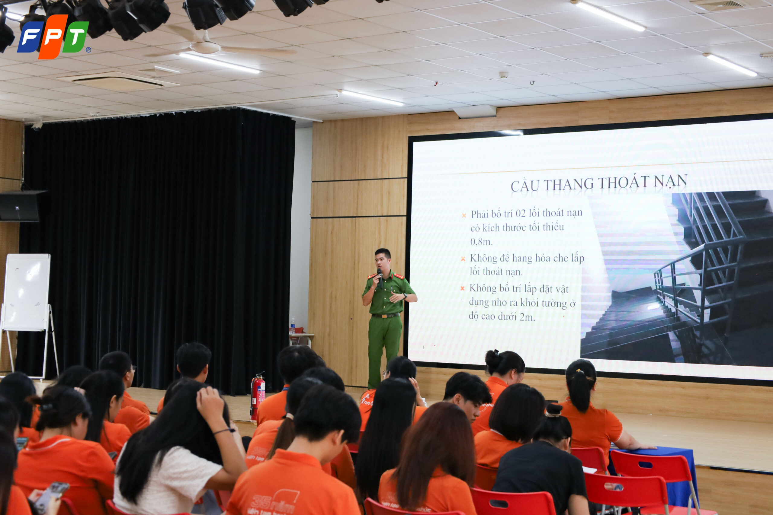 Đại úy Bùi Anh Tuấn – cán bộ Phòng Cảnh sát PCCC & CNCH hướng dẫn tại buổi tập huấn.