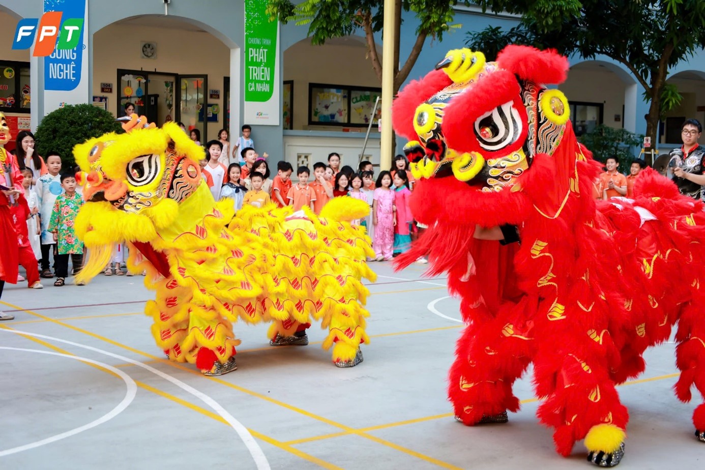 Màn múa lân rộn rã ở sân trường, khơi gợi trọn vẹn hồn cốt Tết Trung Thu truyền thống.