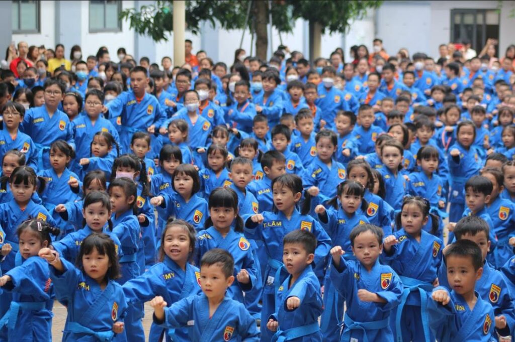 Học sinh FPT đồng diễn Vovinam trên sân trường trong lễ khai giảng.