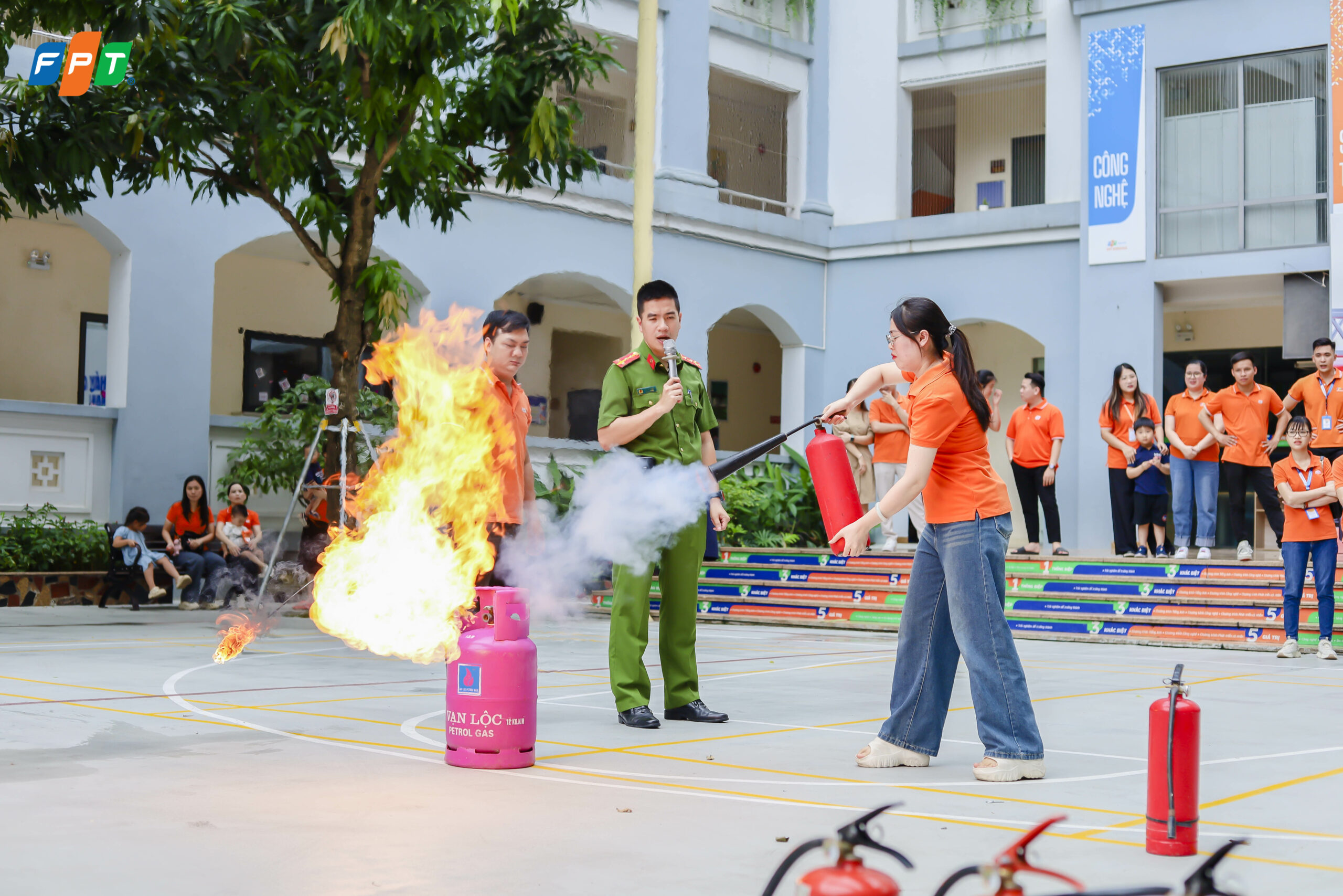 Giáo viên FPT Schools tham gia thực hành sử dụng bình CO₂, bình bột dập lửa.