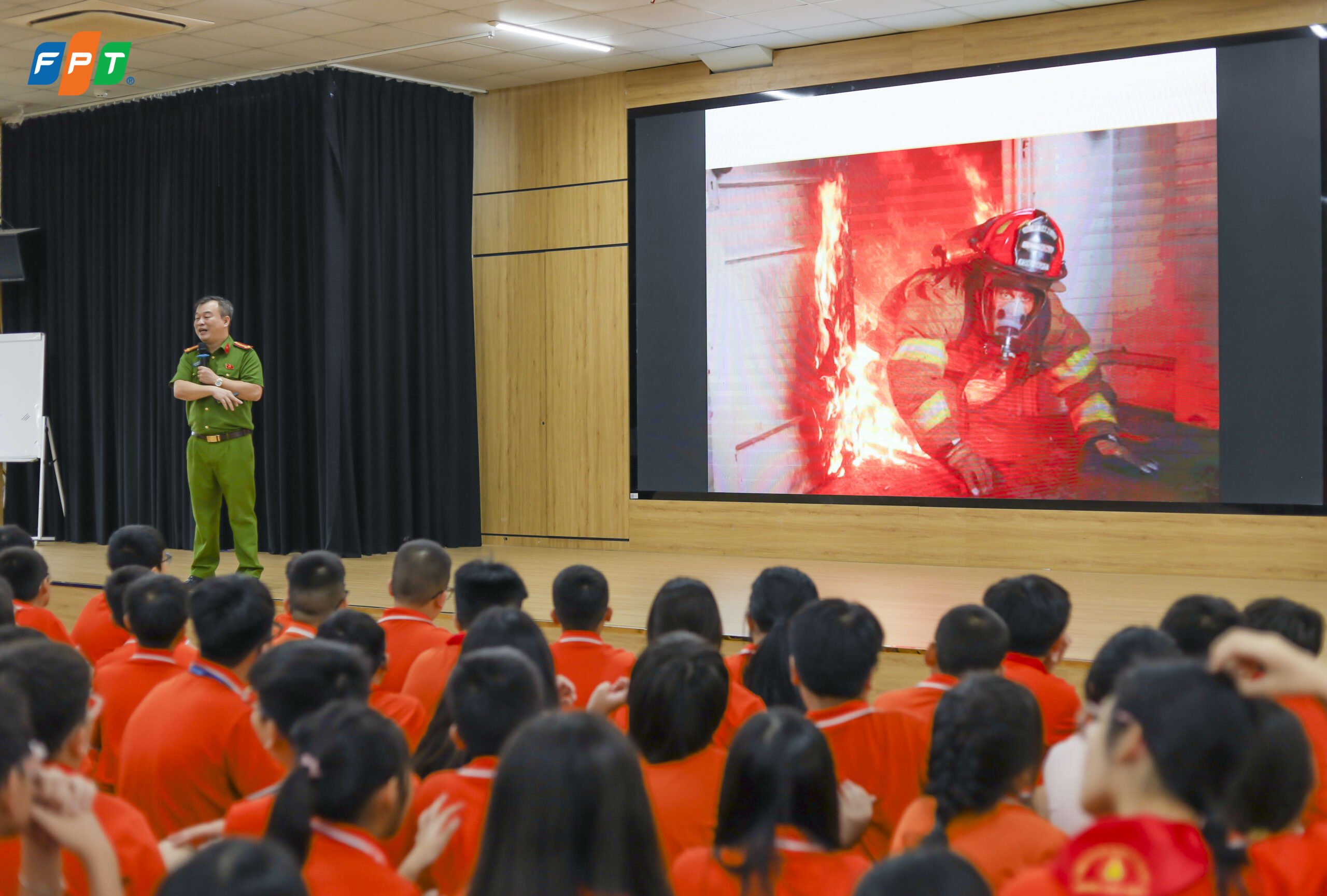 FPT Schools Cầu Giấy đồng loạt tập huấn PCCC & CNCH: Trang bị kỹ năng thoát hiểm cho học sinh và giáo viên