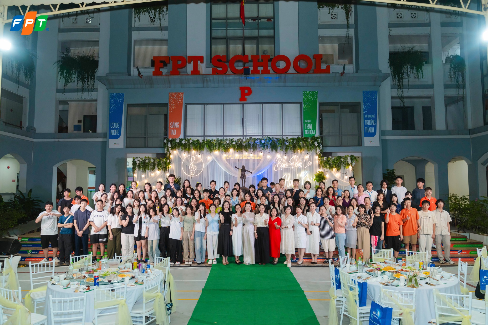 Tập thể Phụ huynh học sinh, Giáo viên, học sinh đã gắn bó với FSchools Cầu Giấy 9 năm qua.
