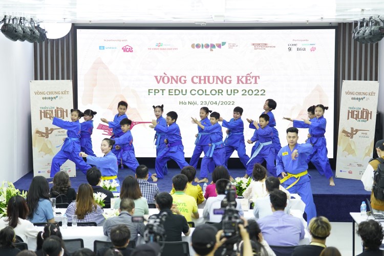 Tiết mục biểu diễn võ thuật "Tự hào võ Việt" đến từ các bạn học sinh Trường TH&THCS FPT Cầu Giấy.