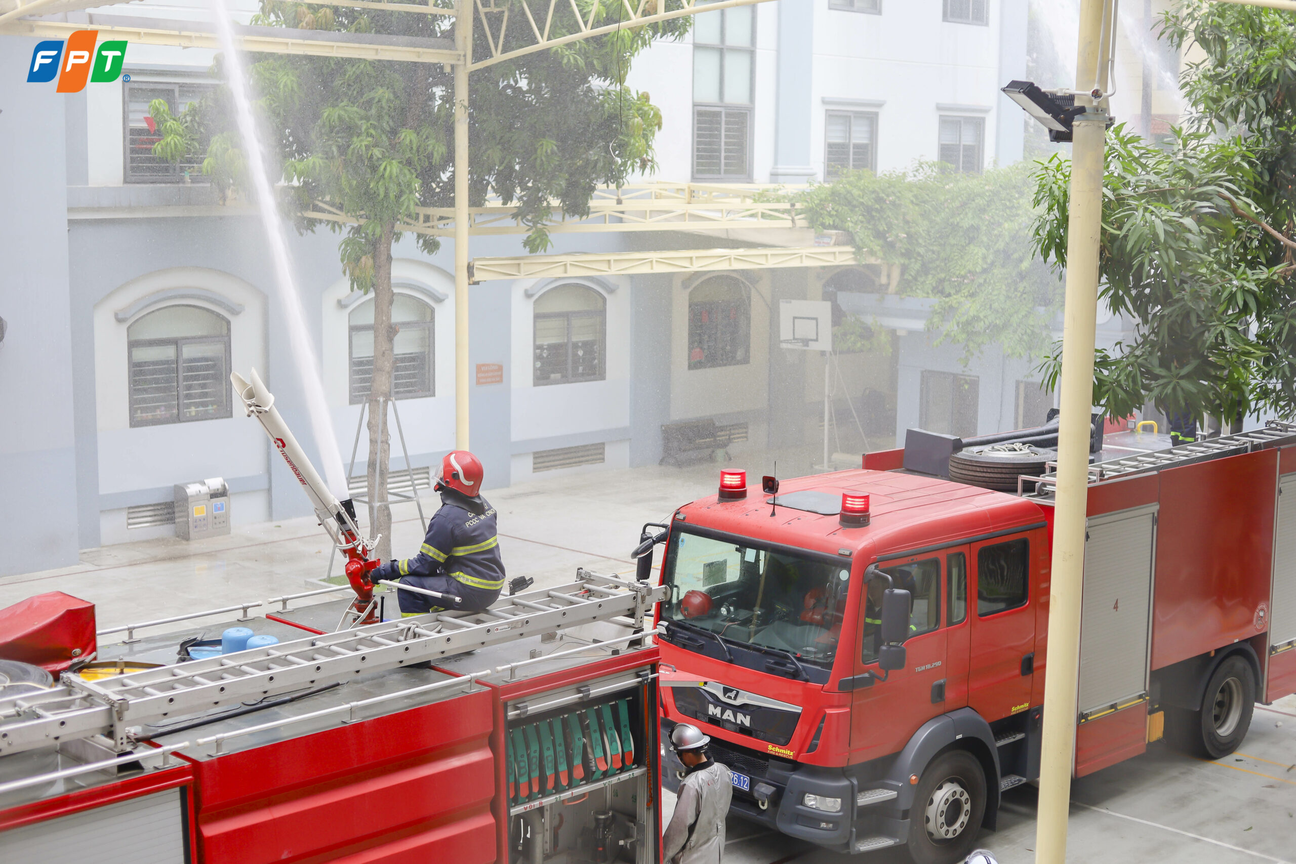 Lực lượng chức năng phối hợp cùng nhà trường trong phần diễn tập chữa cháy, cứu hộ.
