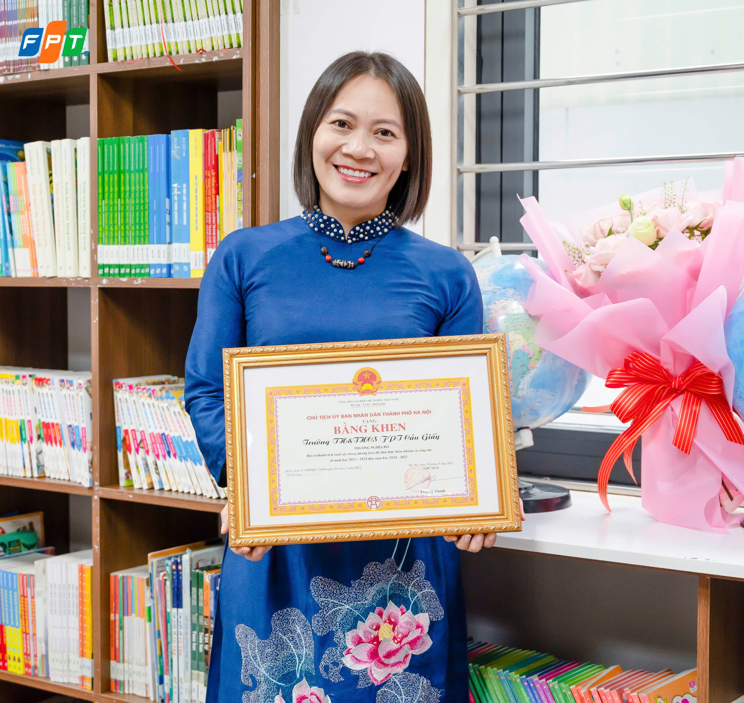 FPT Schools Cầu Giấy nhận bằng khen của Chủ tịch UBND TP Hà Nội - Khẳng định thành tích xuất sắc 2 năm liên tiếp 2 Cô Hà Thị Thu Trang – Hiệu trưởng nhà trường, đã trân trọng đón nhận phần thưởng cao quý này trong không khí trang trọng, tự hào.