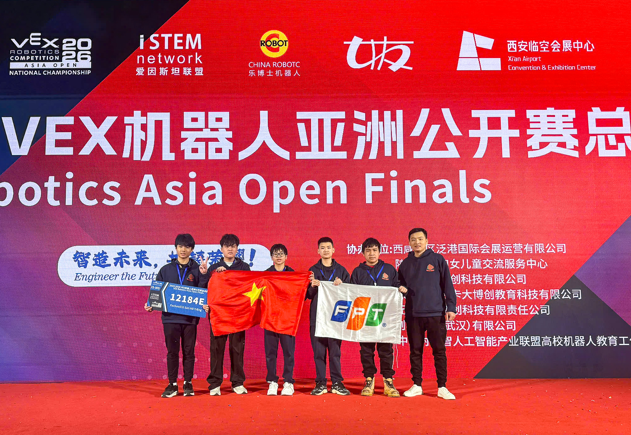 Đội tuyển VEX IQ “San Hô Trắng” của FPT Schools Cầu Giấy tại VEX Robotics Asia Open Finals 2025–2026.